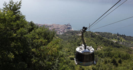 Les nouvelles les plus importants de la Garda Malcesine téléphérique lac, ce qui le rend unique dans le monde, est représenté sur la deuxième section de la cabine qui tourne sur lui-même, offrant aux passagers un 360 ° et la sensation de voler.