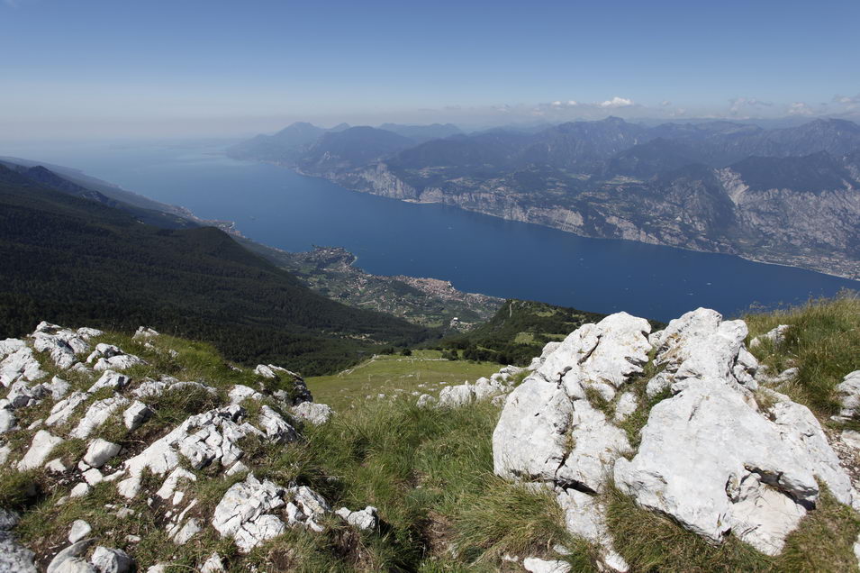 E 'donc l'endroit idéal pour l'observation et l'étude de nombreuses espèces de faune et de botanique et d'ailleurs sont maintenant rares à trouver, mais dans le même temps se prête à accueillir les randonneurs et les amateurs peuvent amour et le respect de la magie de cet environnement. La position géographique particulière permet alors de profiter d'une vue extraordinaire, suspendu entre ciel et terre, une terrasse naturelle, facilement accessible par téléphérique.