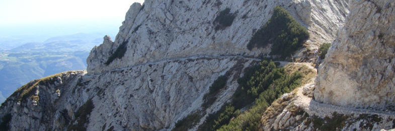 Sur le Mont Baldo et sur les sentiers des collines du lac de Garde, il est possible de faire d'agréables promenades