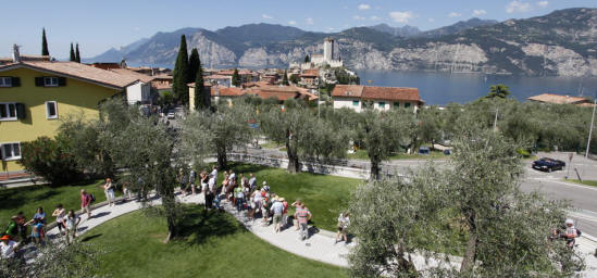 La station de la vallée de l'Malcesine téléphérique dispose d'un parking couvert pour 200 voitures, d'où l'accès à la zone d'entreprendre est facilitée par les ascenseurs liés avec le terminal de bus, ce qui élimine tous les fauteuils roulants.